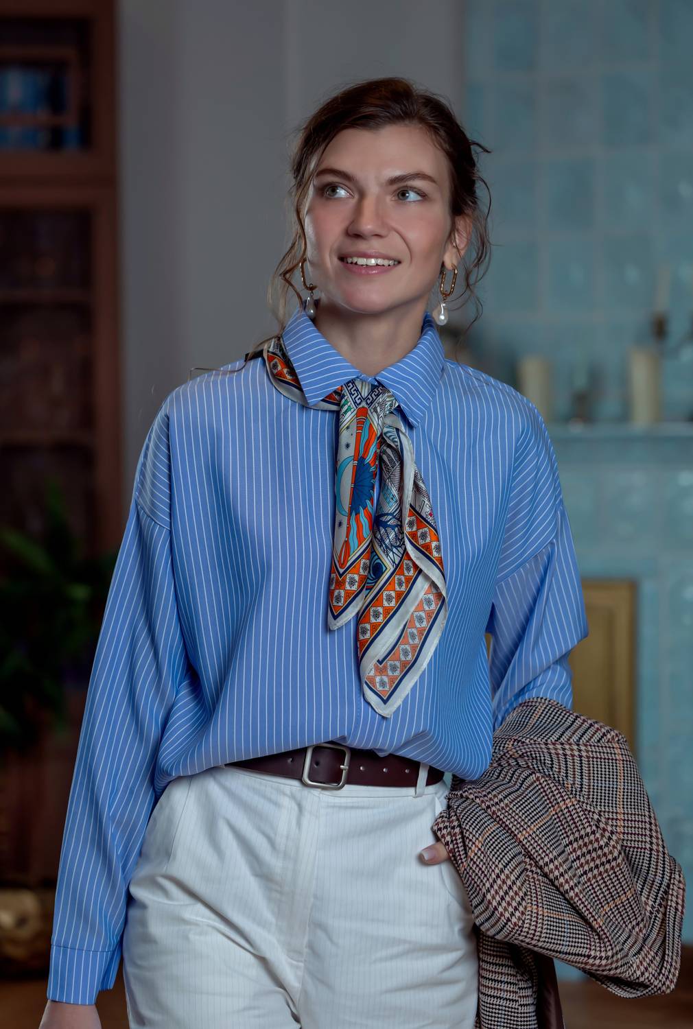 Красивая девушка, портрет, дом, голубая рубашка, платок на шею, пиджак, Герцен Наталья