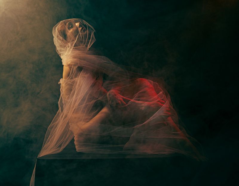 портрет молодой девушки фото превью