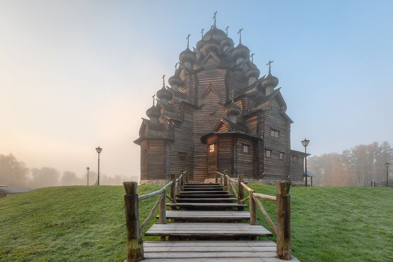 богословка, усадьба богословка, природа, пейзаж, храм, церковь, питер, утро, туман, туманное утро, деревянное зодчество, осень, Церковь Покрова Пресвятой Богородицы. фото превью