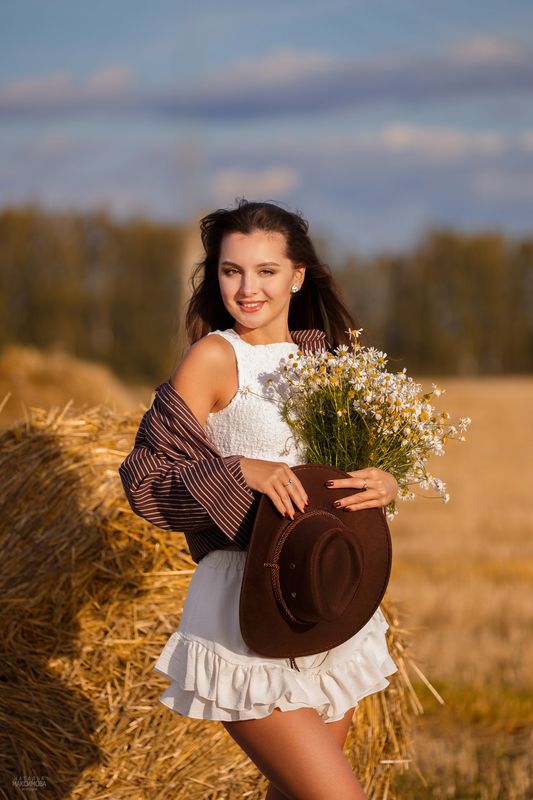 девушка, поле, стога Девушка в поле фото превью