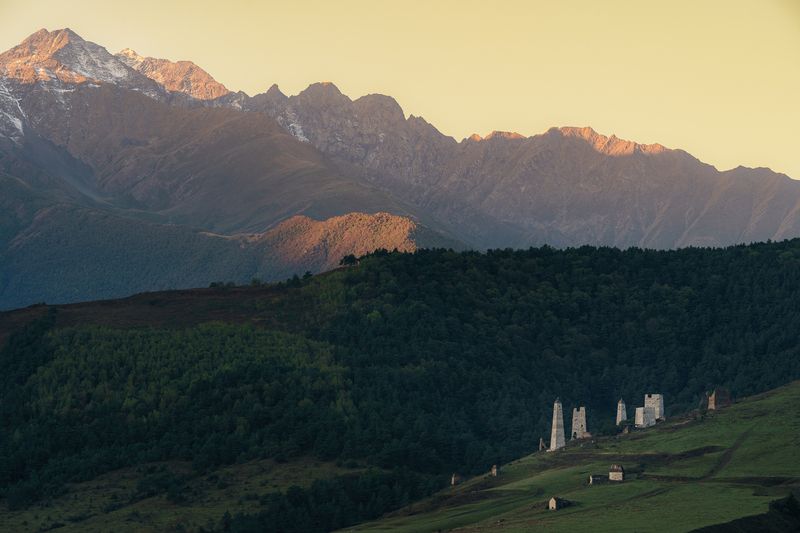Башенный комплекс Хамхи на фоне Кавказского хребта фото превью