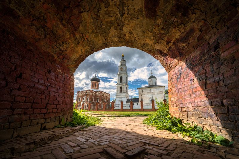 храм, церковь, волоколамск, россия, православие, московская область, арка, свод Через арку фото превью