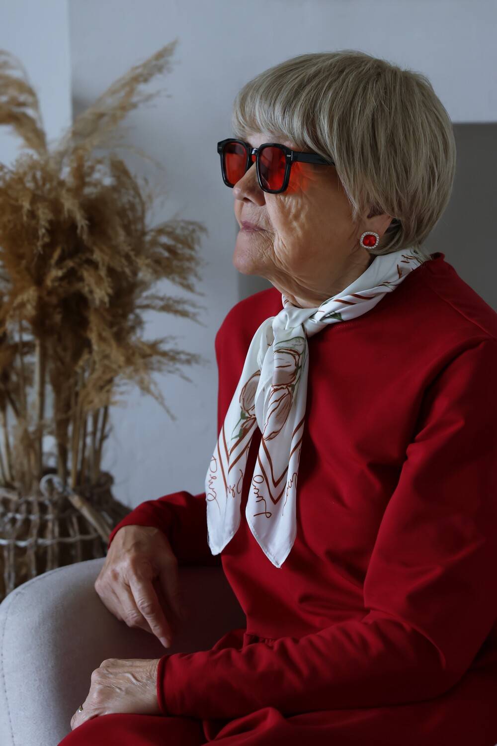 Дама в образе, красное платье, очки, студия, Герцен Наталья