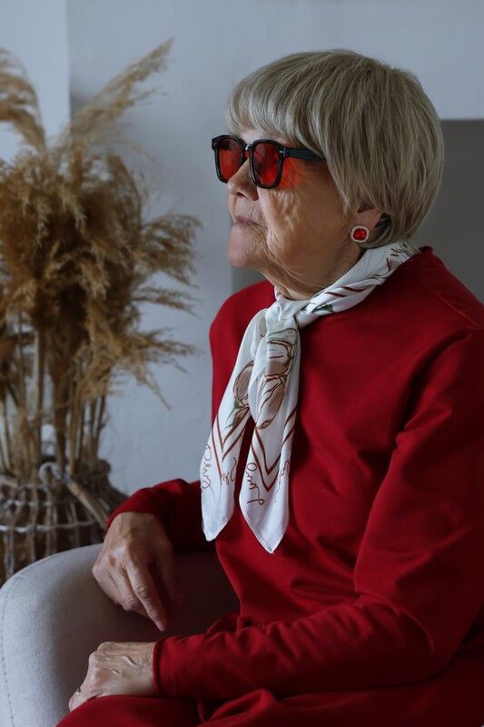 Дама в образе, красное платье, очки, студия Модница фото превью