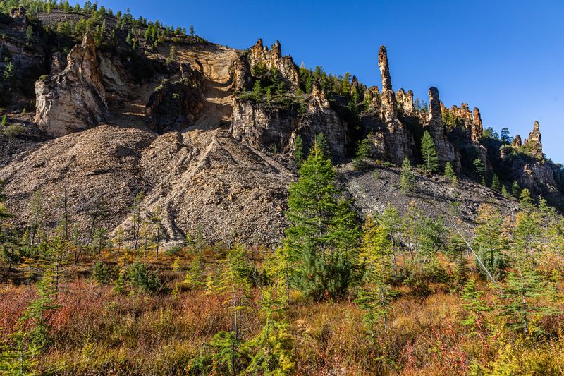 Столбы, Колыма, осень, каньон, осыпь, тайга,  река Хета Каменные стражи фото превью