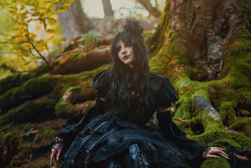 портрет, девушка, готика, лес, древнее дерево, мох, природа Тайны готического леса фото превью
