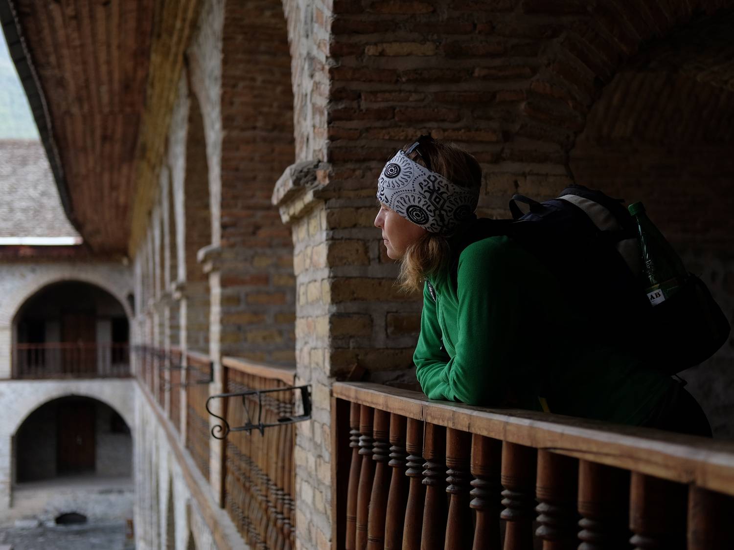портрет, путешествие, самостоятельные путешествия, средневековые стены, караван-сарай, туристка, путешественница, Аркадий Мотовилов