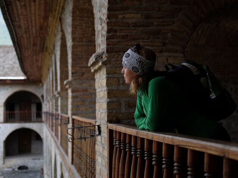 портрет, путешествие, самостоятельные путешествия, средневековые стены, караван-сарай, туристка, путешественница Путешественница фото превью
