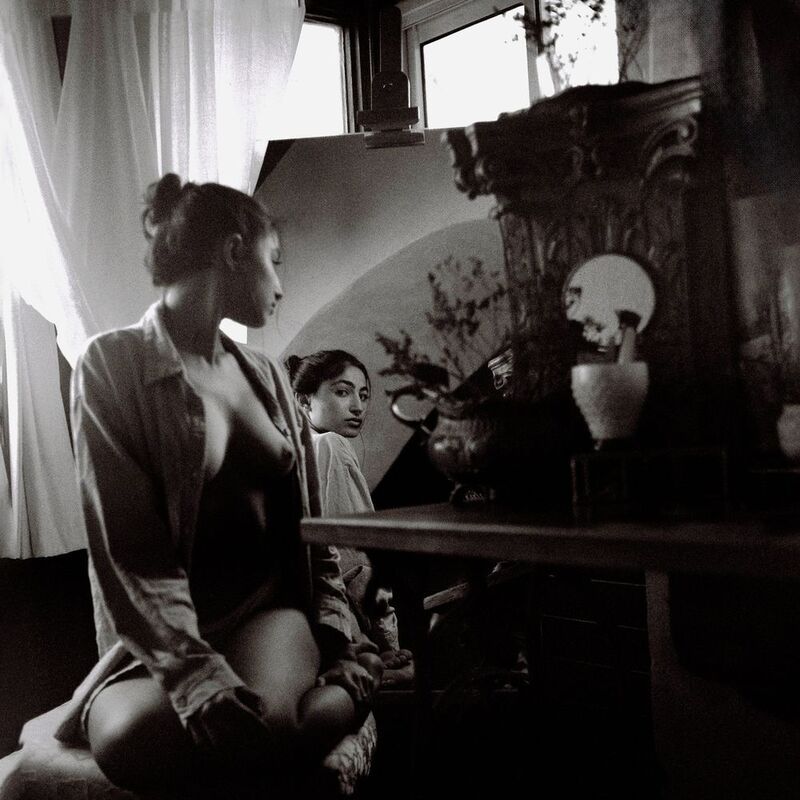 photography, beauty, body, filmphotography, portrait, glamour, portraitgirl, vintage, naturallight, analog photography, medium format, black and white, film grain, window light, vintage interior, artistic nude, fine art photography, classic photography, f Dana фото превью