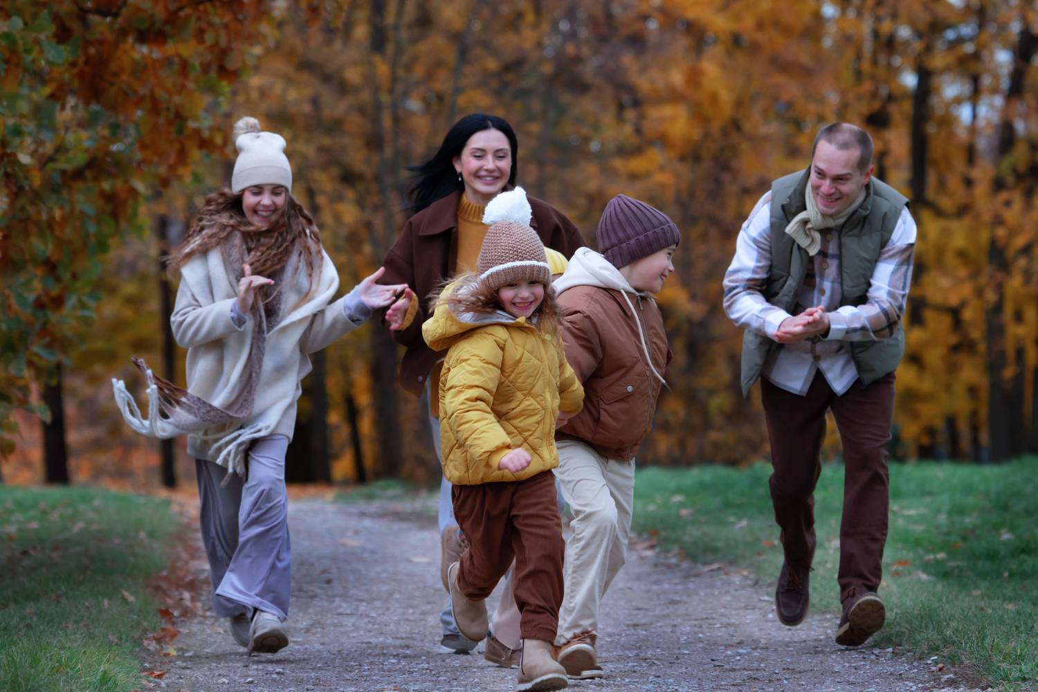 Семья, дети, игра, бег, папа, мама, осенний парк, дорожка, Герцен Наталья