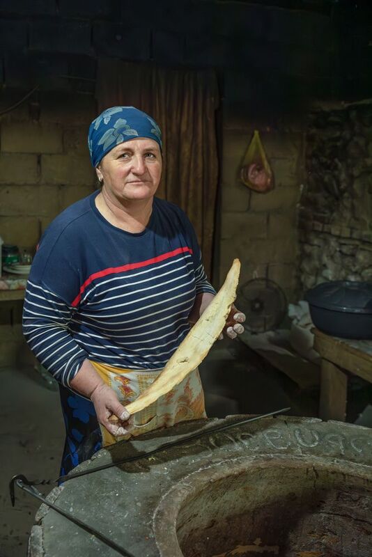 стрит фото, женщина, лаваш, печь. Грузинский лаваш фото превью