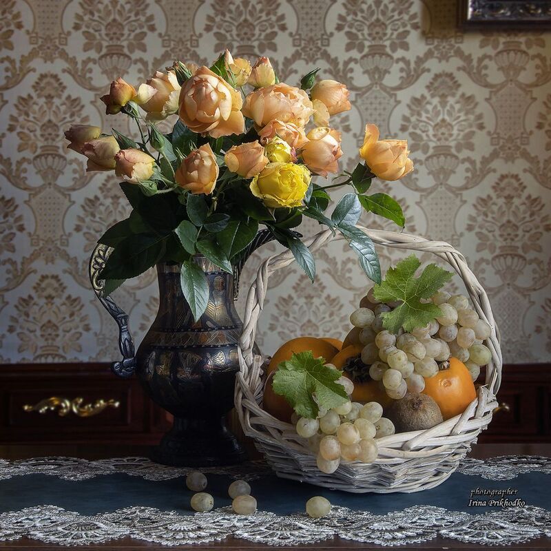натюрморт, интерьер, фрукты, розы Натюрморт с букетом роз и фруктами фото превью