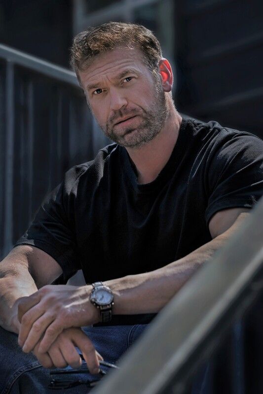 молодой мужчина, актер, город, портрет Лестница фото превью