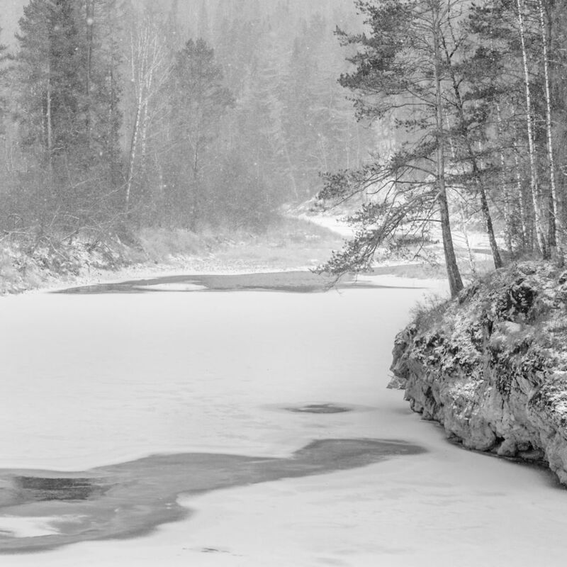 зимний пейзаж, урал, снегопад, река, природа, лес, монохромный пейзаж, морозная тишина, зимняя река, скальный берег, туман Оленьи Ручьи в ноябре фото превью