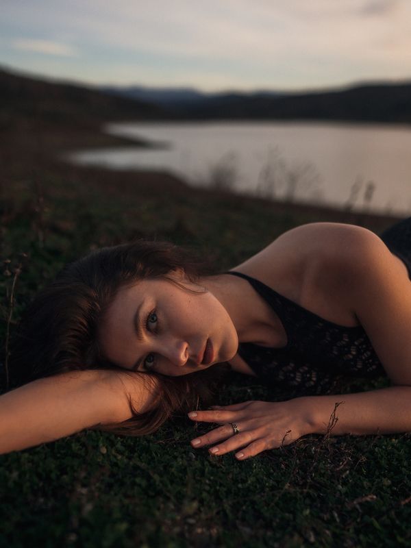 #girl #dress #lake #nature #sunset #outdoors #field #mountains #portrait #evening Julia фото превью