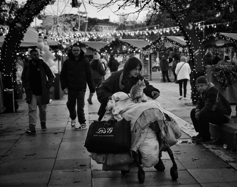 Целият му свят ,е в ръцете му . фото превью