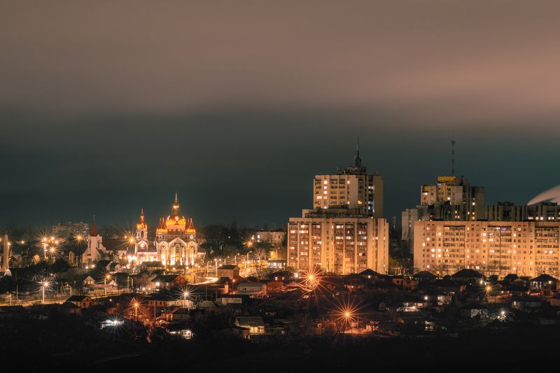 ночной город, архитектура, православный храм, золотые купола, огни, фонари, тёплая атмосфера, ночное небо, night city, cityscape, church, lights, architecture, golden domes, domes, urban night, starry lights Сказочный вечер у золотых куполов фото превью