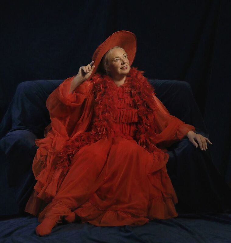 Илва в красном фото превью