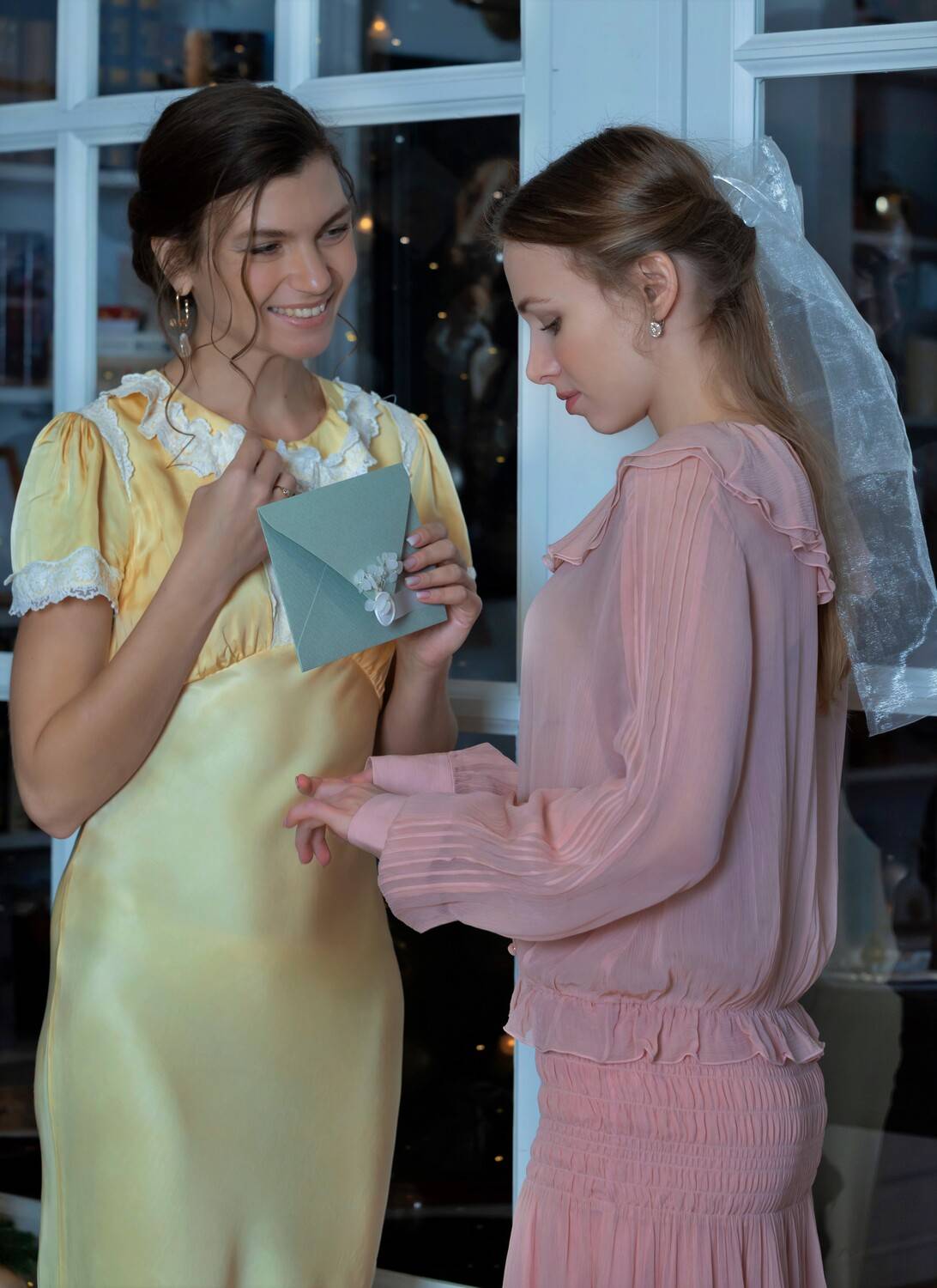 Девушки, дом, приглашение на свадьбу, радость, улыбка, платья, Герцен Наталья