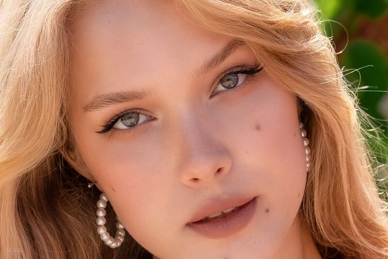 Блондинка фото превью