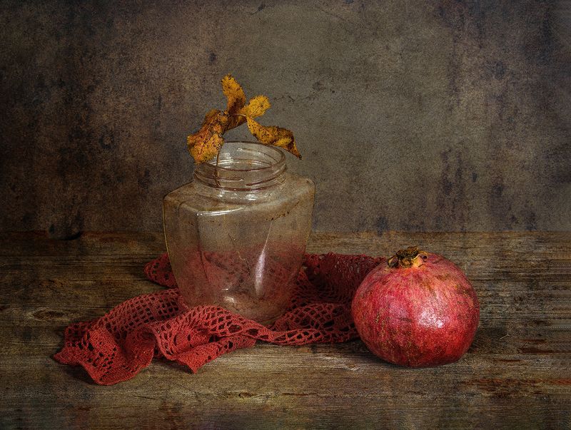 гранат, банка, желтые листья, салфетка  фото превью