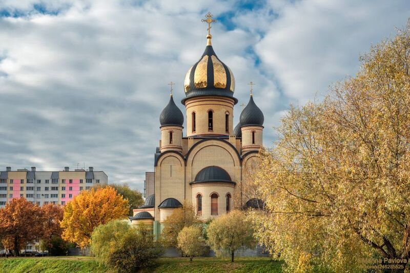 Осенний храм святых Царственных Страстотерпцев фото превью