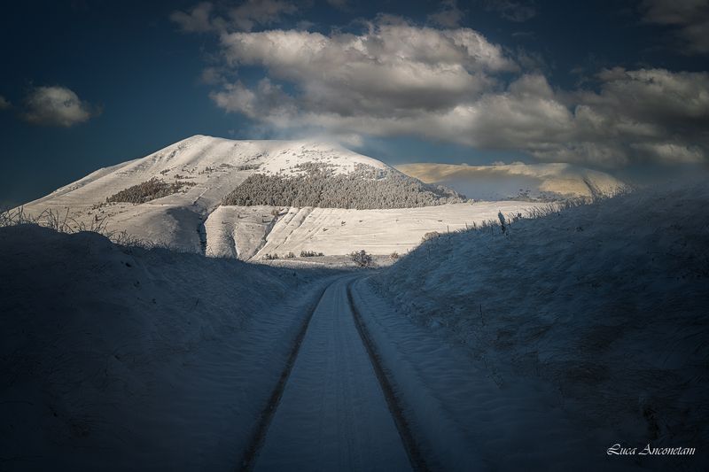 winter cold nature snow umbria italy Straight ahead фото превью