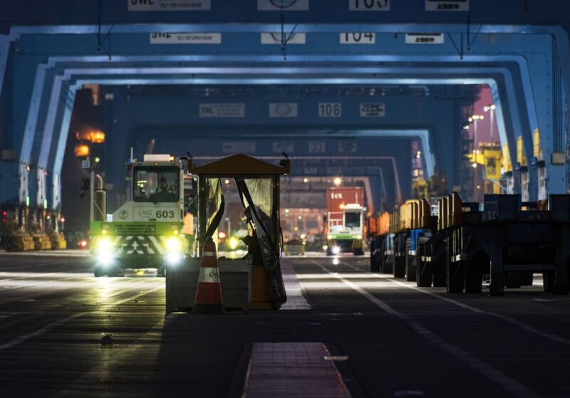 #Mode of transport #Transport #Truck #Commercial vehicle #Freight transport #Machine #Rolling #Highway #Shipping container #Cargo Night shift фото превью