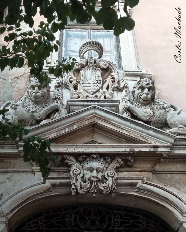 Street, Reportage, Statues, Old houses Old house in Lisbon фото превью