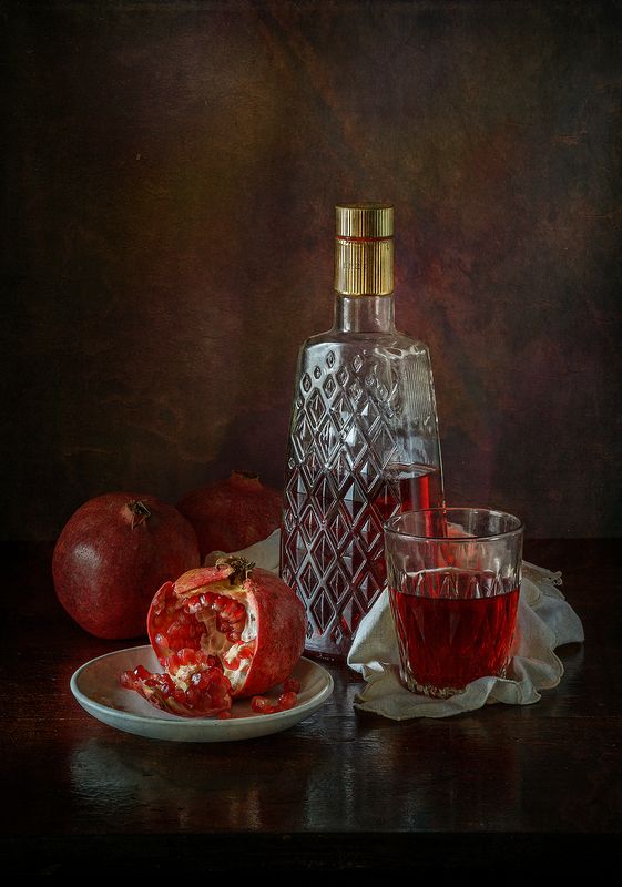 гранаты, бутылка, стакан, сок, блюдце, салфетка  фото превью