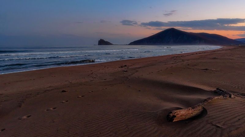 осень вечер бухрудная Пустынный осенний пляж фото превью