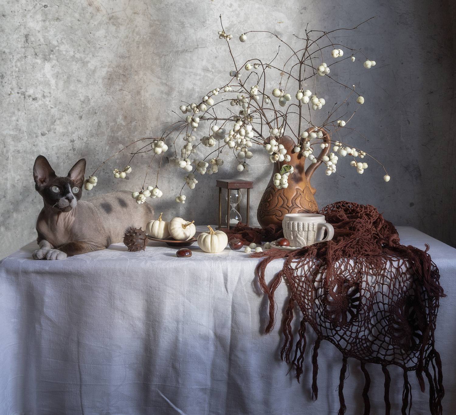 натюрморт, кот, шаль, снежноягодник, тыква, тыквы, каштан, кружка, часы, Татьяна Феденкова