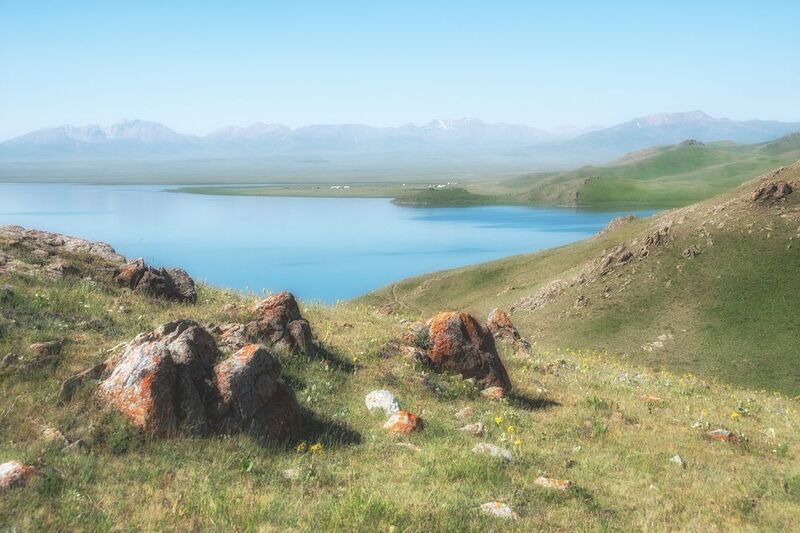 кыргызстан, озеро сон-куль, утро, горы, природа, ландшафт, юрты, камни, петешествие Кыргызстан. Озеро Сон-Куль фото превью