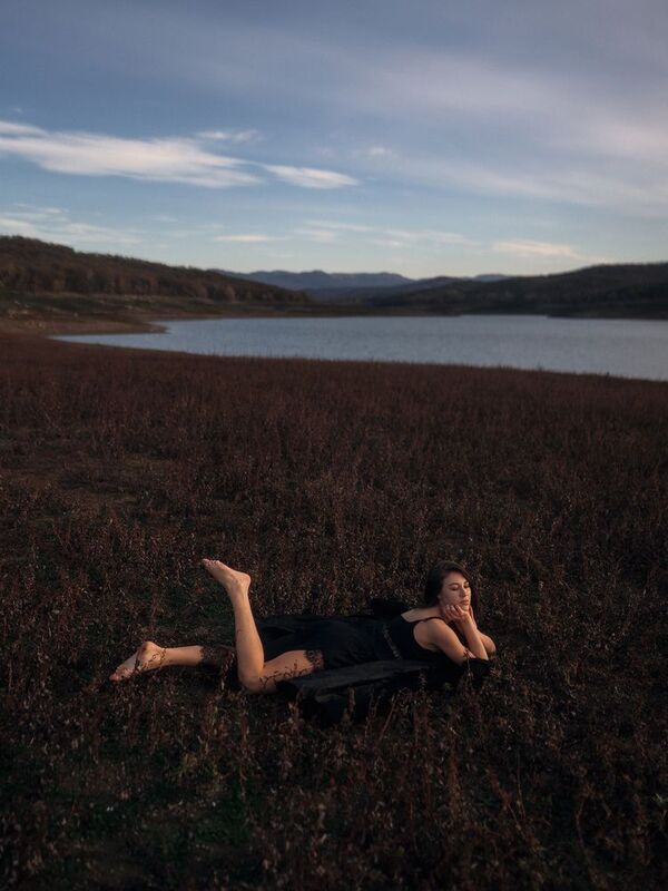 #girl #dress #lake #nature #sunset #outdoors #field #mountains #portrait #evening Julia фото превью