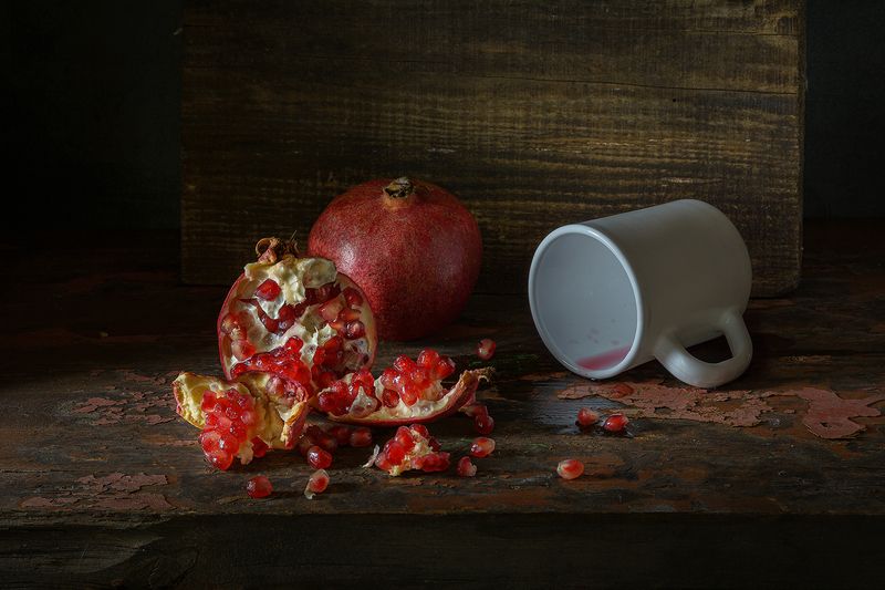 два граната, сок, кружка, доска  фото превью