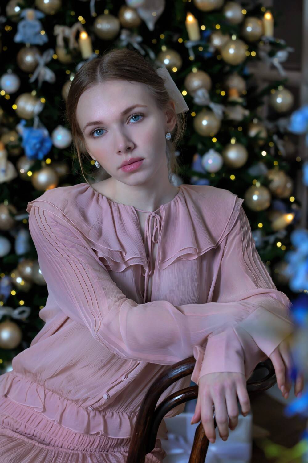 Молодая девушка, красота, молодость, спокойствие, Новый год, ёлка, новогодние шары, Герцен Наталья