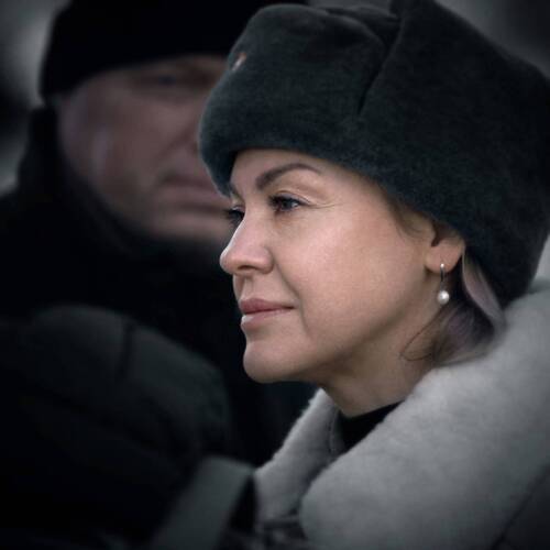 В уличной толчее.