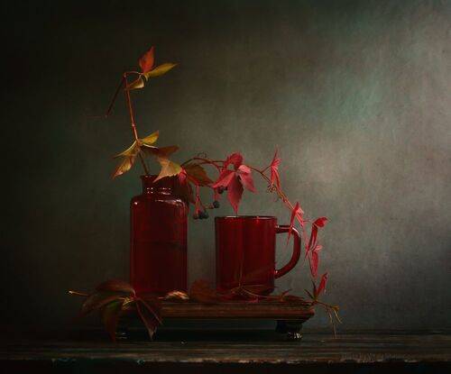 С листьями дикого винограда..