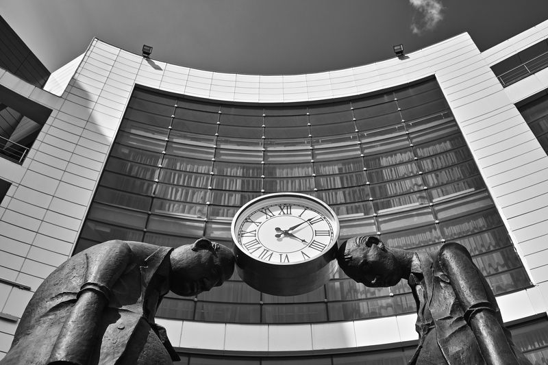 sky, landscape, city, people, street, travel, bw, urban, architecture, cityscape, building, monument, man, white, 50mm, monochrome, black, time, run, watch, world, end, clock, age, human, social, problem, caste, stand, slave, чб, город, пейзаж, архитектур Рабы времени фото превью