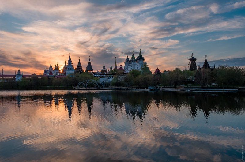 Архитектура, Вода, Городской пейзаж, Закат, Измайлово, Измайловский кремль, Москва, Небо, Отражения, Пруд Весенний закат с Измайловским кремлём фото превью