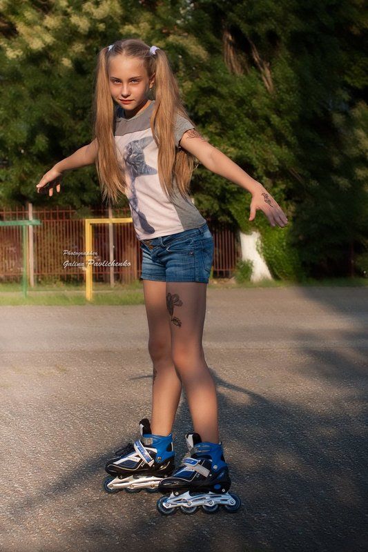 девочка, каникулы, лето, подросток, ролики, скакалка, улыбка, школа На школьных каникулах фото превью