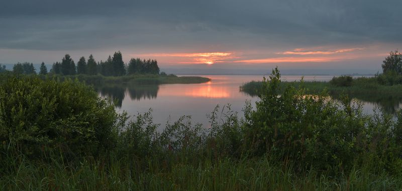 тишина, дымка, пасмурно, теплый вечер, нижняя кама, берег, озеро Перед непогодой фото превью