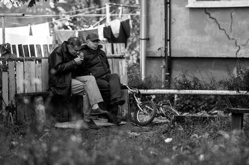 Два друга и один велосипед фото превью