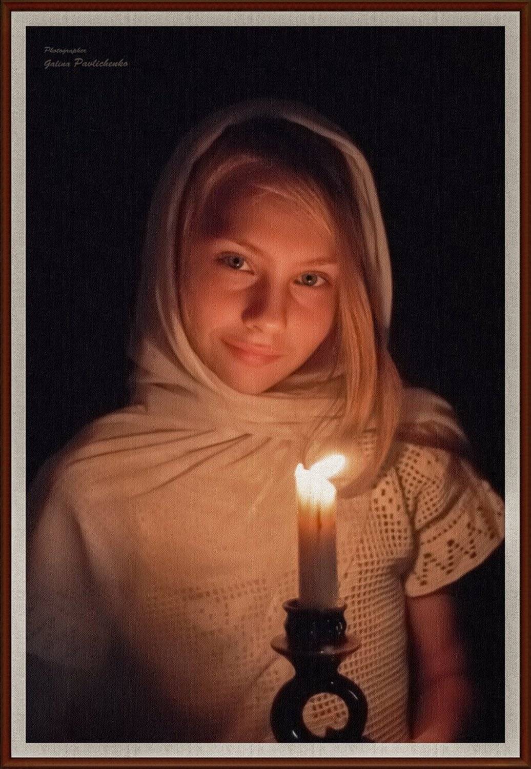 девочка, лицо, огонь, платок, портрет, свет, свеча, улыбка, Галя