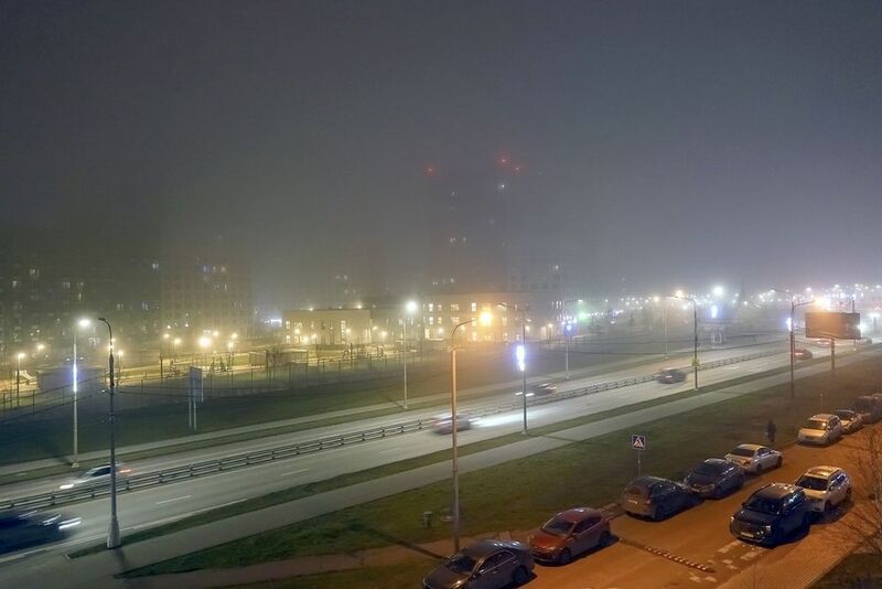 В городе туман фото превью