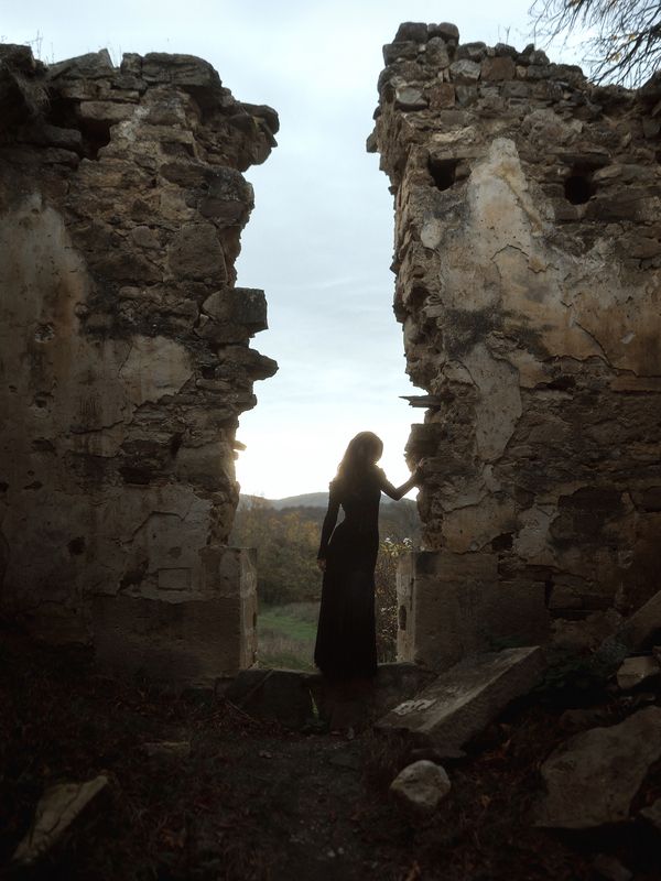 #girl #ruins #oldbuilding #grass #nature #blackdress #lingerie #outdoors #portrait #stones Risha фото превью