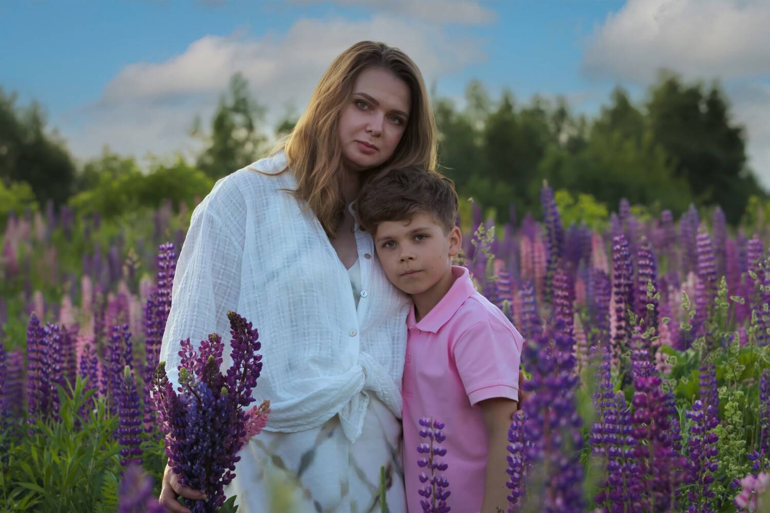 Мама, сын, поле, лето, люпины, голубое небо, летний вечер, любовь, Герцен Наталья