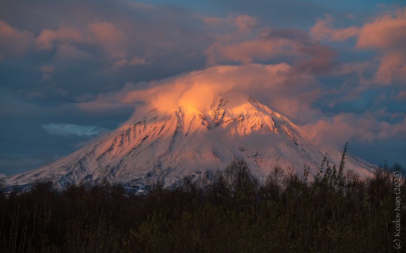Корякский вулкан на закате фото превью