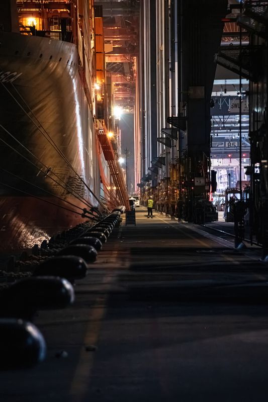 Night shift фото превью