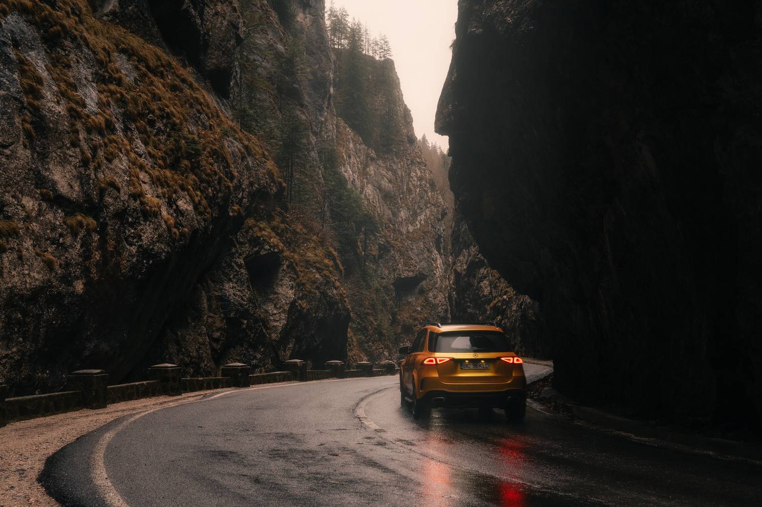 дорога, скалы, машина, горы, туман, дождь, асфальт, отражение, ущелье, пейзаж, одиночество, природа, car, road, rocks, fog, rain, reflection, canyon, mountains, landscape, Сухенко Олег